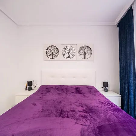 Apartment Calle Dinamarca 3 , Beautiful One Bedroom Appartment, Recently Renovated, 1 Min From Locos *