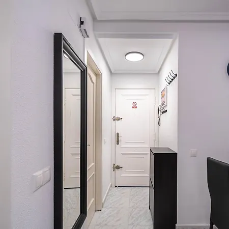Calle Dinamarca 3 , Beautiful One Bedroom Appartment, Recently Renovated, 1 Min From Locos