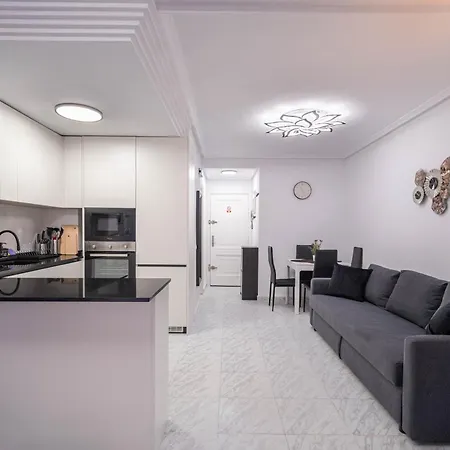 Calle Dinamarca 3 , Beautiful One Bedroom Appartment, Recently Renovated, 1 Min From Locos Apartment *