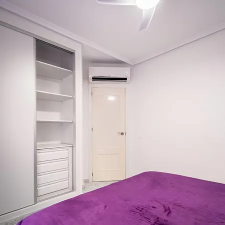 Calle Dinamarca 3 , Beautiful One Bedroom Appartment, Recently Renovated, 1 Min From Locos *