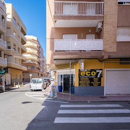Calle Dinamarca 3 , Beautiful One Bedroom Appartment, Recently Renovated, 1 Min From Locos * Torrevieja