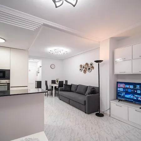 Calle Dinamarca 3 , Beautiful One Bedroom Appartment, Recently Renovated, 1 Min From Locos Appartement *