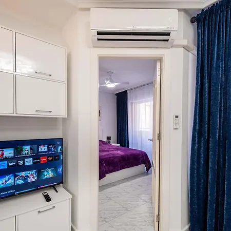 Calle Dinamarca 3 , Beautiful One Bedroom Appartment, Recently Renovated, 1 Min From Locos *