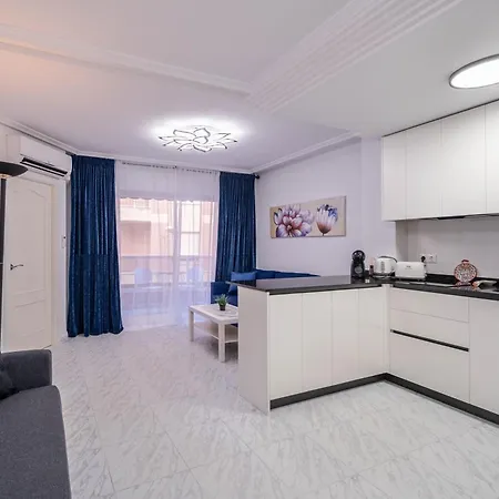 Calle Dinamarca 3 , Beautiful One Bedroom Appartment, Recently Renovated, 1 Min From Locos *