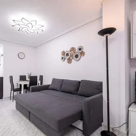 Calle Dinamarca 3 , Beautiful One Bedroom Appartment, Recently Renovated, 1 Min From Locos Torrevieja