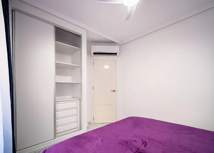 Calle Dinamarca 3 , Beautiful One Bedroom Appartment, Recently Renovated, 1 Min From Locos *