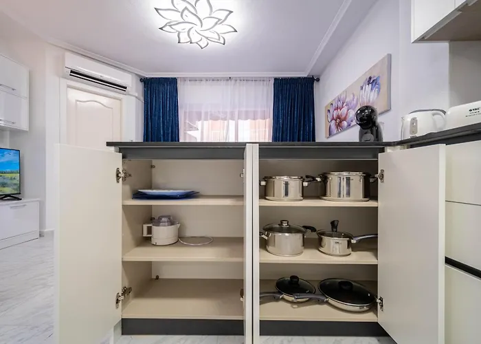 Calle Dinamarca 3 , Beautiful One Bedroom Appartment, Recently Renovated, 1 Min From Locos *