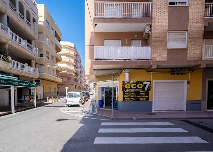 Calle Dinamarca 3 , Beautiful One Bedroom Appartment, Recently Renovated, 1 Min From Locos * Torrevieja