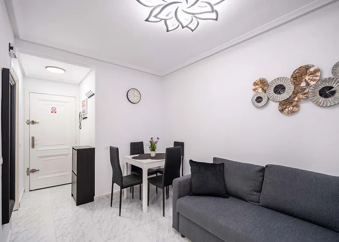 Calle Dinamarca 3 , Beautiful One Bedroom Appartment, Recently Renovated, 1 Min From Locos