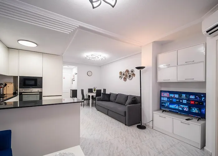 Calle Dinamarca 3 , Beautiful One Bedroom Appartment, Recently Renovated, 1 Min From Locos Apartment *