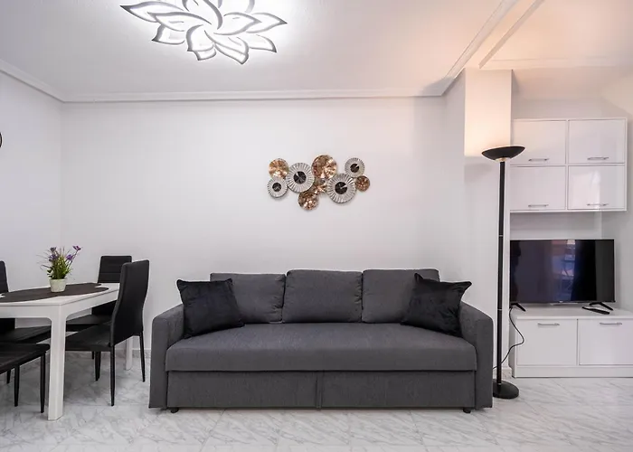 Apartment Calle Dinamarca 3 , Beautiful One Bedroom Appartment, Recently Renovated, 1 Min From Locos Torrevieja