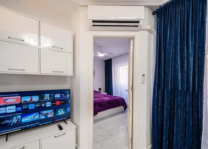 Calle Dinamarca 3 , Beautiful One Bedroom Appartment, Recently Renovated, 1 Min From Locos *