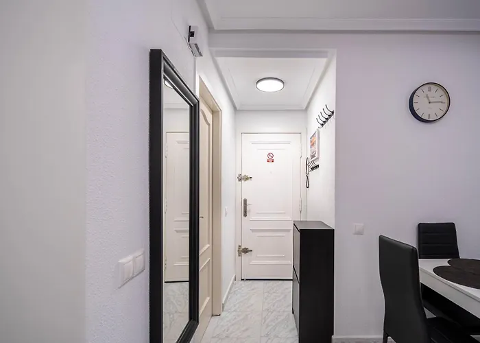 Calle Dinamarca 3 , Beautiful One Bedroom Appartment, Recently Renovated, 1 Min From Locos