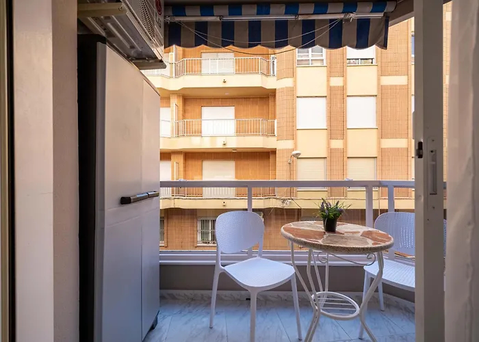 Calle Dinamarca 3 , Beautiful One Bedroom Appartment, Recently Renovated, 1 Min From Locos Apartment *