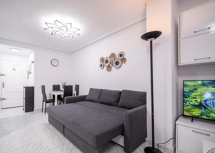 Calle Dinamarca 3 , Beautiful One Bedroom Appartment, Recently Renovated, 1 Min From Locos Torrevieja