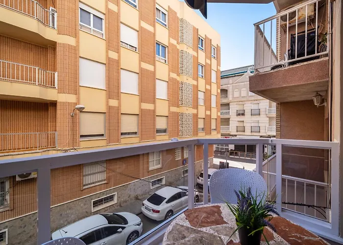 Calle Dinamarca 3 , Beautiful One Bedroom Appartment, Recently Renovated, 1 Min From Locos *