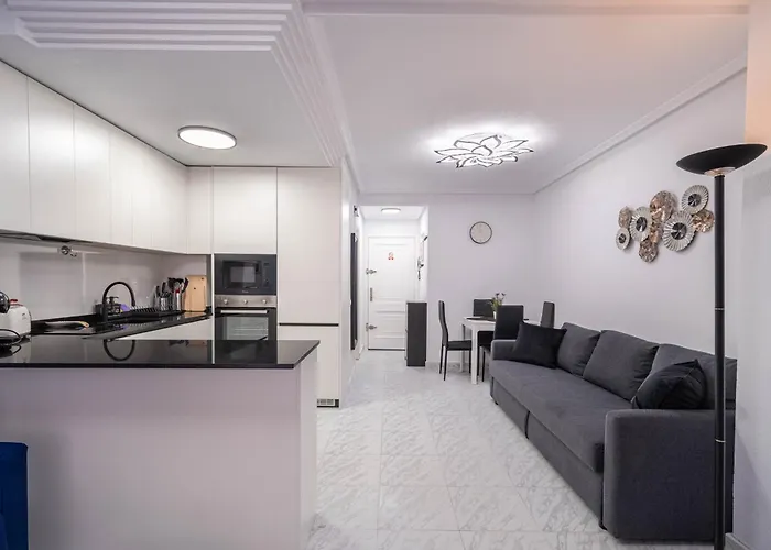 Calle Dinamarca 3 , Beautiful One Bedroom Appartment, Recently Renovated, 1 Min From Locos Apartment *