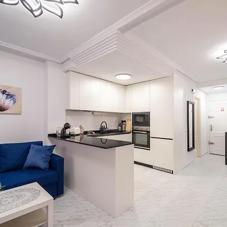 Apartment Calle Dinamarca 3 , Beautiful One Bedroom Appartment, Recently Renovated, 1 Min From Locos *