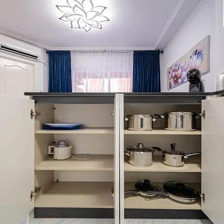 Calle Dinamarca 3 , Beautiful One Bedroom Appartment, Recently Renovated, 1 Min From Locos *