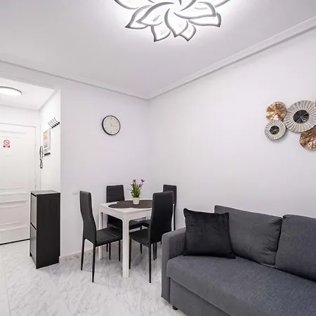 Calle Dinamarca 3 , Beautiful One Bedroom Appartment, Recently Renovated, 1 Min From Locos