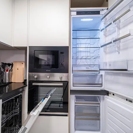 Calle Dinamarca 3 , Beautiful One Bedroom Appartment, Recently Renovated, 1 Min From Locos شقة