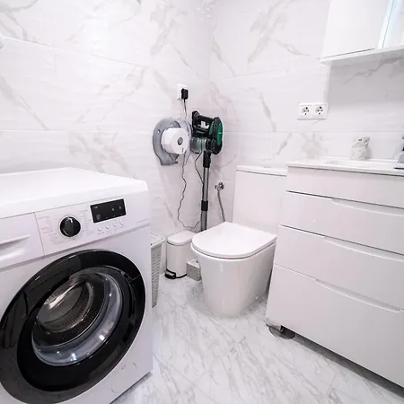 Apartment Calle Dinamarca 3 , Beautiful One Bedroom Appartment, Recently Renovated, 1 Min From Locos *
